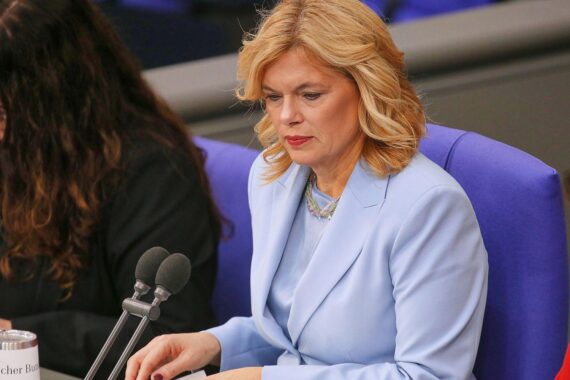 Julia Klöckner diskutiert Antisemitismus und Einwanderungspolitik in Deutschland, klare Ansagen, keine Toleranz.