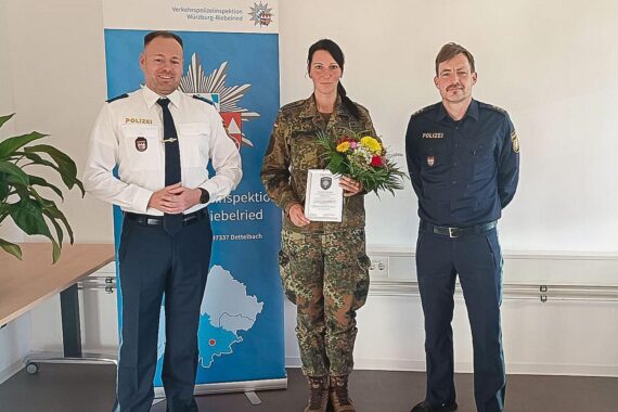 Bundeswehrsoldatin rettet Motorradfahrer nach Unfall auf der A3; Feierstunde für Zivilcourage.