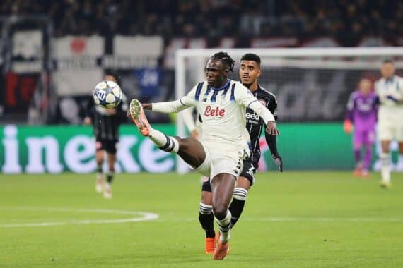 Fußballspiel zwischen Eintracht Frankfurt und Atalanta Bergamo mit deutlichem 3:0-Sieg für Bergamo.