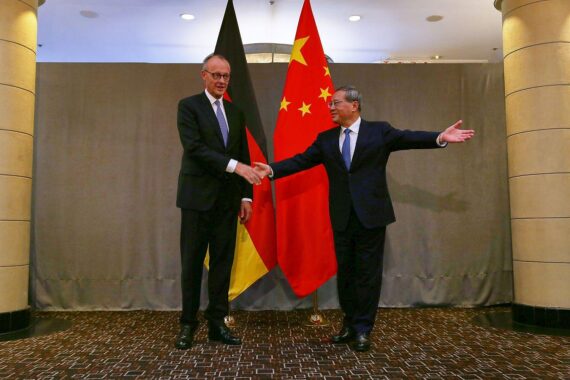 Friedrich Merz und Li Qiang im Gespräch beim G20-Gipfel, symbolisieren diplomatische Beziehungen zwischen Deutschland und China.