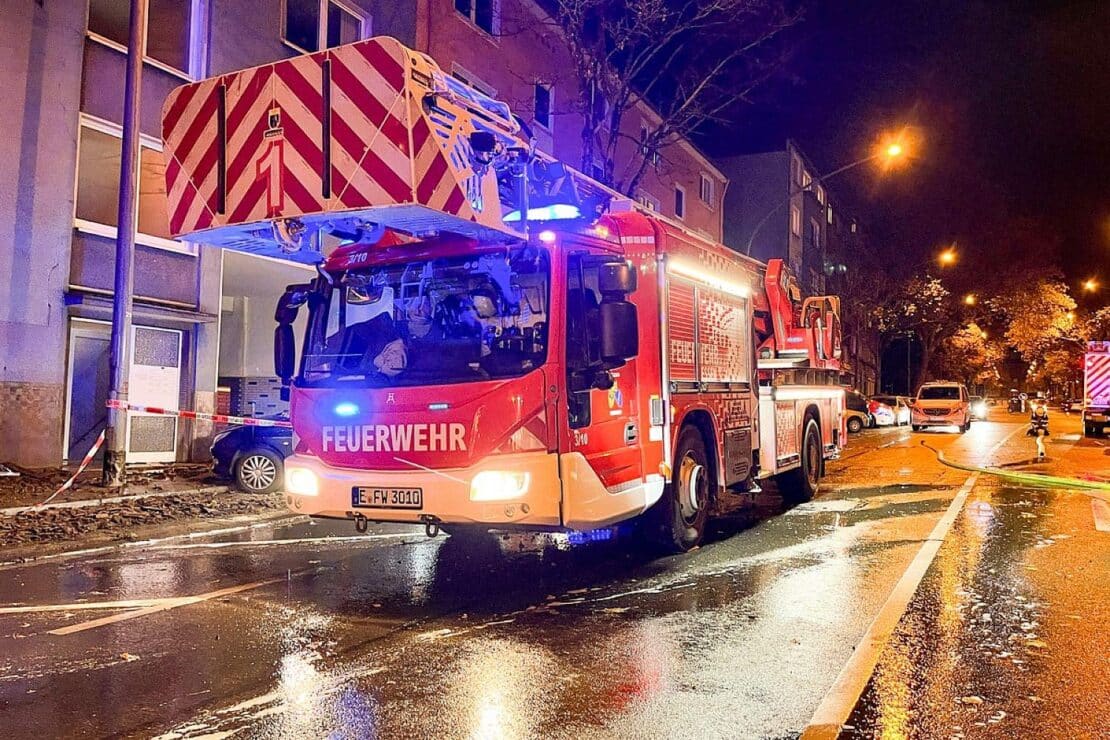 Dachstuhlbrand in Essener Mehrfamilienhaus – Feuerwehr im Großeinsatz