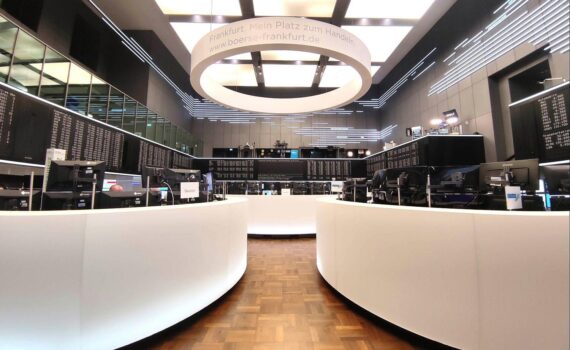 Frankfurter Börse: DAX-Kursrückgang, Börsennervosität wegen geopolitischer Konflikte, Euro, Gold und Öl im Sinkflug.