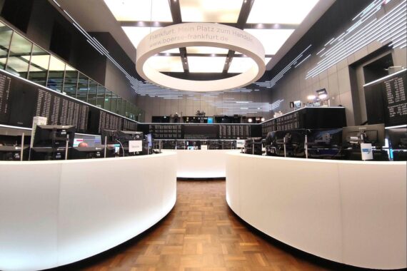 Dax-Kursverluste an der Frankfurter Börse, trotz positiver Entwicklungen bei Siemens Energy und Allianz.