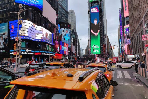 Leere Straßen im Times Square, symbolisieren Rückgang deutscher Auswanderungen in die USA.