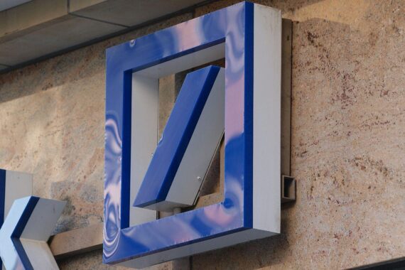 Deutsche Bank-Logo mit Christian Sewing, der ausländisches Investoreninteresse an Deutschland betont.