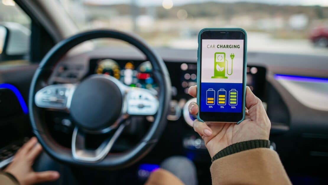 Digitale Nummernschilder statt Amtsstress: Wie moderne Autofahrer den Zulassungsalltag neu erfinden