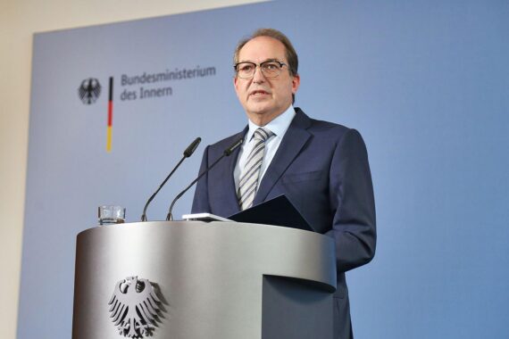 Alexander Dobrindt spricht über Verbote radikalisierter Vereine und Durchsuchungen in Deutschland.