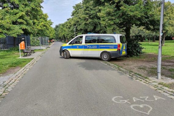Polizei ermittelt im Görlitzer Park nach Diebstahl einer Drehtür durch unbekannte Täter.