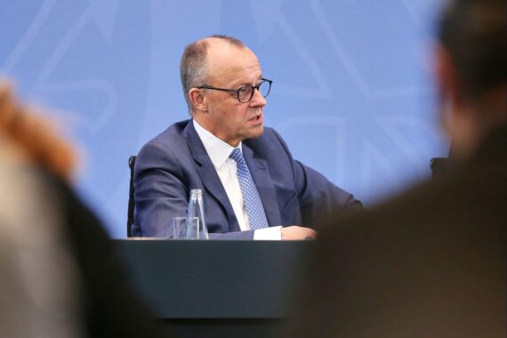 Friedrich Merz diskutiert kontrovers über Verbrennerverbot und alternative Antriebstechnologien.