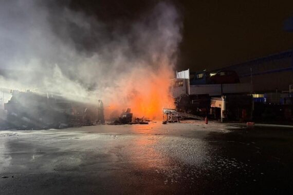 Großes Feuer bei Autoverwertung, Feuerwehr löscht brennende LKW-Reifen im Essener Industriehafen.
