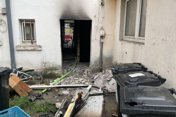 Feuerwehr löscht Brand im Erdgeschoss eines Mehrfamilienhauses in Dortmund. Bewohner evakuiert.