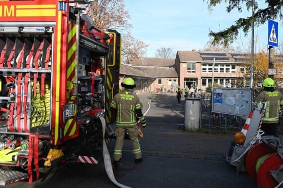 Die Feuerwehr löscht ein kleines Feuer in der Pulheimer Dietrich-Bonhoeffer-Schule.