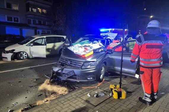 Feuerwehr im Einsatz, Rettungskräfte und verletzte Personen bei Halloween-Einsätzen in Bergisch Gladbach.