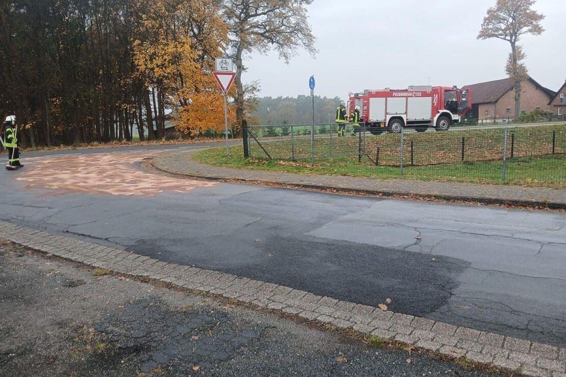 Feuerwehr beseitigt 400 Meter lange Ölspur in Offen