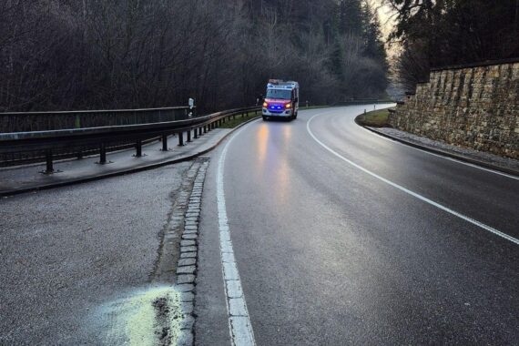 Ölspur auf B313, Feuerwehr bei Einsatzt, Pkw in Haltebucht, Straße gesperrt.