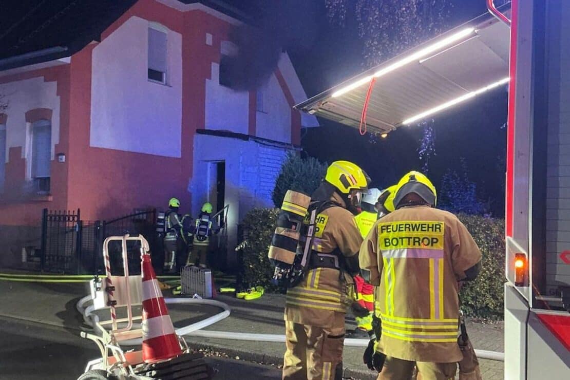 Feuerwehr löscht Wohnungsbrand in Bottroper Doppelhaushälfte