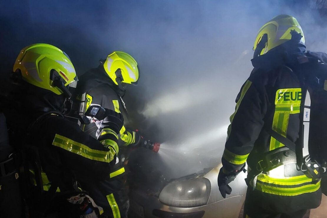 Feuerwehr löscht brennende Autos in Schwelm
