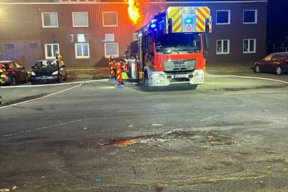 Drehleiter im Einsatz bei Brandbekämpfung, Feuerwehrleute arbeiten unter schwierigen Bedingungen.