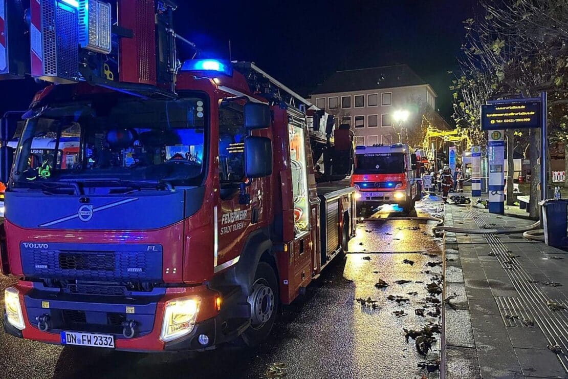 Feuerwehr rettet acht Menschen bei Großbrand in Dürener Innenstadt