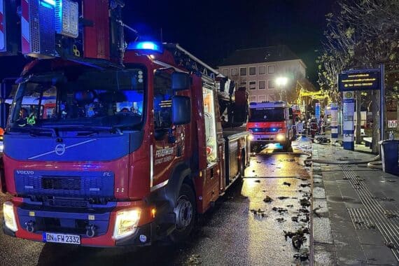 Feuerwehr löscht Großbrand in Gewerbegebäude, Rettung von acht Personen, eindringlicher Einsatz.