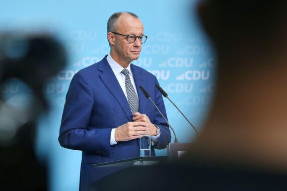 Friedrich Merz im Fokus: Unzufriedenheit der Wähler und politische Umfragen in Deutschland.