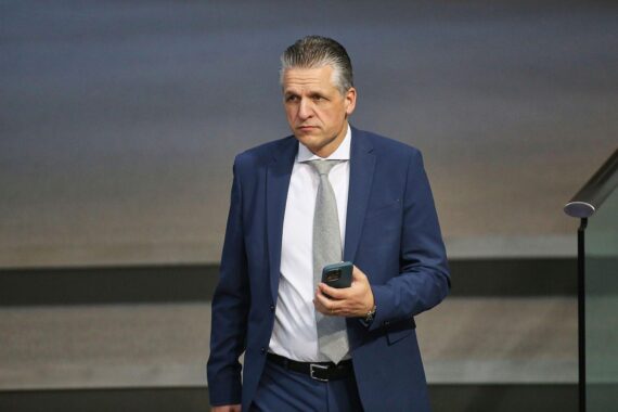 Thorsten Frei bei einer Pressekonferenz zu Friedensplänen im Ukraine-Konflikt, besorgt und nachdenklich.