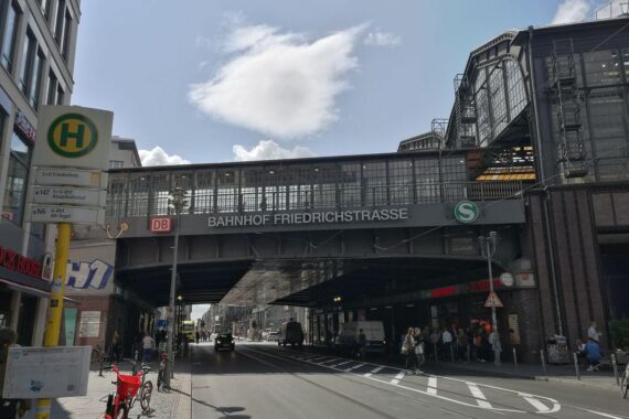 Bahnhof Friedrichstraße in Berlin, Symbol für gefährliche Verkehrssituation und Unfälle.