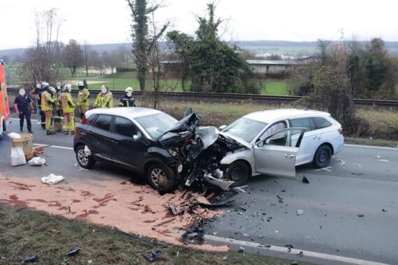 Frontalzusammenstoß auf B64: zwei Fahrzeuge, Krankenhaus, schwer verletzte Fahrer, Unfallstelle gesperrt.