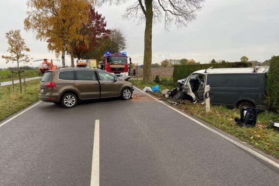 Schwer beschädigter Seat nach Verkehrsunfall, Rettungsarbeiten und verletztete Personen.