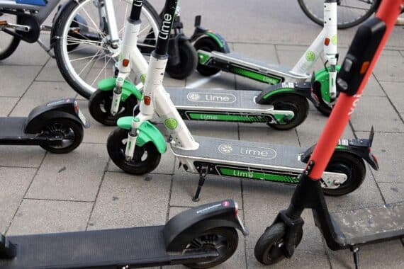 E-Scooter-Fahrer, die von Polizei wegen Alkoholeinfluss gestoppt werden, Nachtszene.