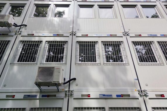 Wohncontainer als Übergangslösungen für Menschen mit unklarer Bleibeperspektive in Brandenburg.