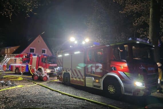 Feuerwehr mit Spezialfahrzeug bekämpft Dachstuhlbrand in schwer erreichbaren Bereichen.