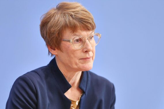 Veronika Grimm diskutiert Rentenreform: Kritik an schwarz-roter Koalition, Pläne zur Nachhaltigkeit.