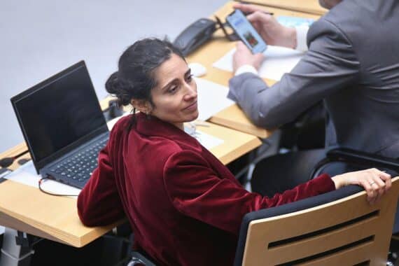 Bahar Haghanipour fordert den Schutz von Frauen und Rücknahme der Kürzungen bei Projekten.