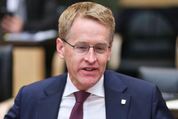 Daniel Günther spricht über Wehrdienst und Volksbefragungen, betont politische Verantwortung und Dienstpflicht.