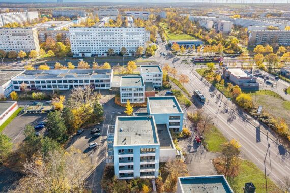 Zwei neue Stahltreppentürme an Schule, Symbol für verbesserte Sicherheit und Ausbildungsangebote.