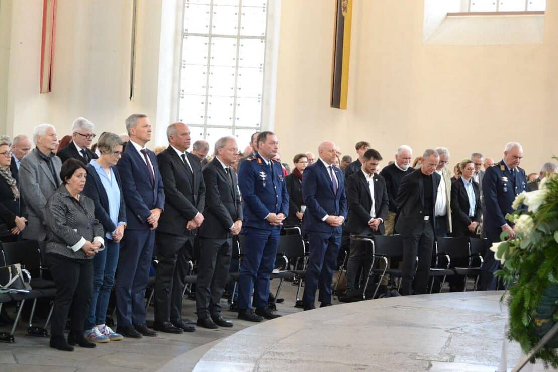 Hessens Innenminister mahnt zum Volkstrauertag zum Einsatz für Demokratie