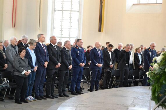 Gedenkveranstaltung zum Volkstrauertag: Redner Poseck, Gäste, Paulskirche, Erinnerungen an Frieden und Freiheit.