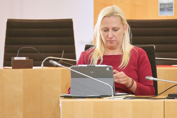 Diana Stolz während einer Rede im Bundesrat über das neue Pflegegesetz und Sparpaket.