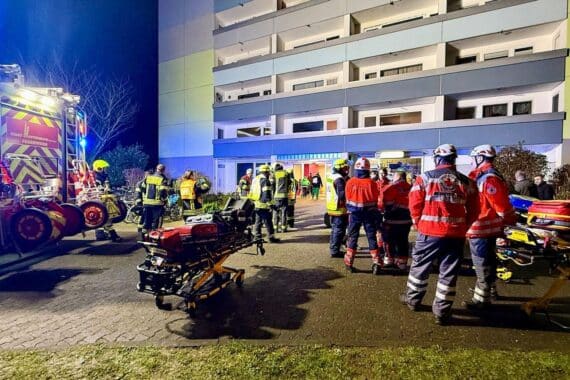 Brand im Hochhaus: Feuerwehr rettet Bewohner, Einsatzkräfte verhindern Schlimmeres, Wohnung unbewohnbar.