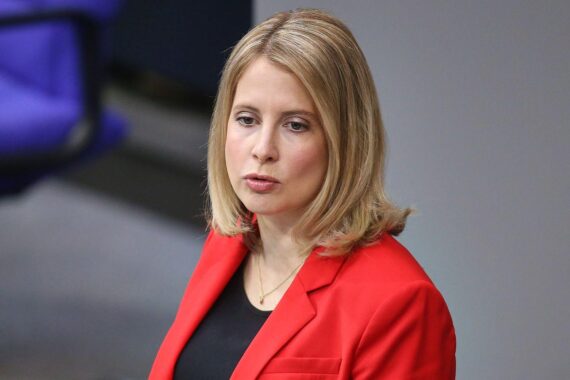 Verena Hubertz spricht optimistisch über Wohnungsbau und neue Fördermittel für Bauprojekte in Deutschland.