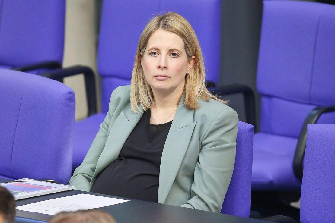 Hubertz will nicht mit Baby im Bundestag reden