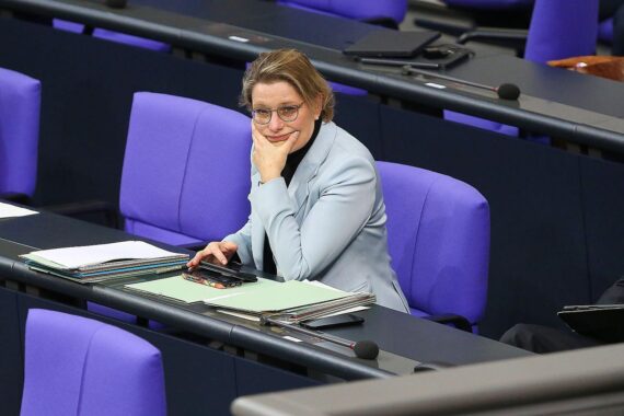 Bundesjustizministerin Stefanie Hubig, zuversichtlich über Rentenstreit-Lösung vor Weihnachtspause.