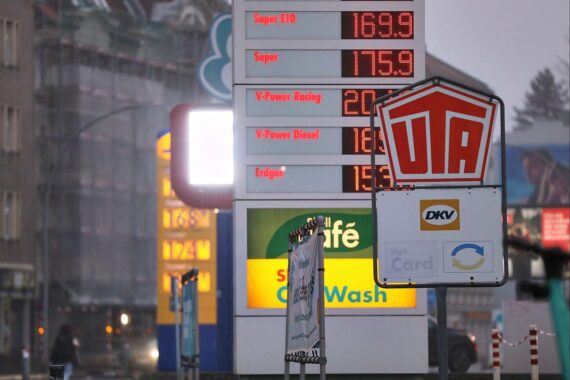 Tankstellen mit Preisanzeigen, Symbol für Energiepreise und Inflation in Deutschland.