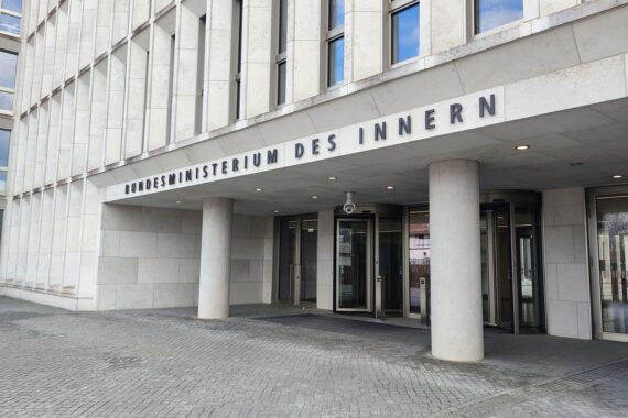 Auf dem Bild sollte das Bundesinnenministerium in Berlin sichtbar sein, symbolisch für das Verbot.