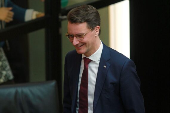 Hendrik Wüst präsentiert CDU-Erfolg in Umfrage vor Landtagswahl 2027 in Nordrhein-Westfalen.