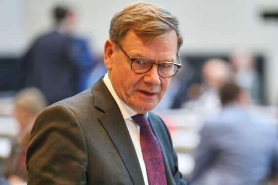 Johann Wadephul diskutiert strategische Klarheit in der deutschen Außenpolitik vor kritischem Publikum.