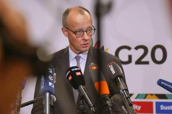 Friedrich Merz steht im Fokus, während er kritische Fragen zur politischen Spaltung beantwortet.