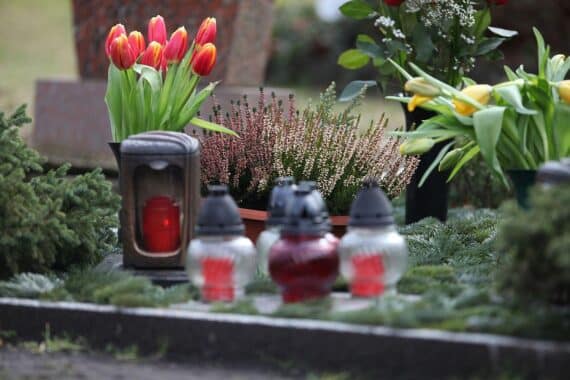Friedhof mit Kerzen, Symbol für den Rückgang der Kerzenproduktion in Nordrhein-Westfalen.