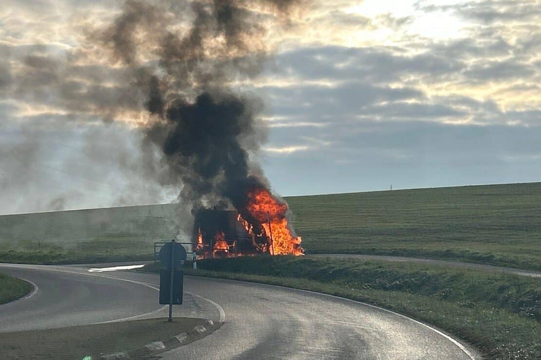 Kleintransporter auf Kreisstraße bei Bad Bergzabern in Brand geraten